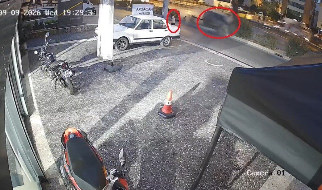 Antalya’da meydana gelen trafik kazasında, otomobilin ağaca çarpıp takla atması
