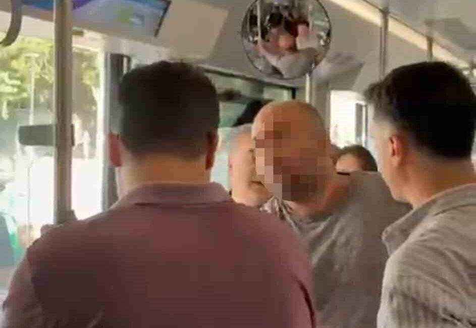 Şanlıurfa’da bir adam, otobüste tartıştığı yaşlı bir adamı tekmeledikten sonra