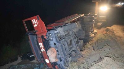 Adana’nın Karaisalı ilçesinde meydana gelen orman yangınına müdahalede bulunan bir