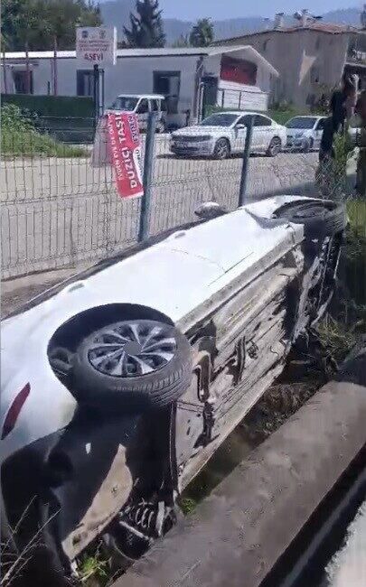Osmaniye’nin Düziçi ilçesinde meydana gelen trafik kazasında, iki aracın çarpışması