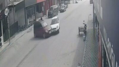 Osmaniye’nin Toprakkale ilçesinde meydana gelen trafik kazasında iki otomobilin çarpışması