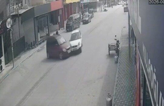 Osmaniye’nin Toprakkale ilçesinde meydana gelen trafik kazasında iki otomobilin çarpışması