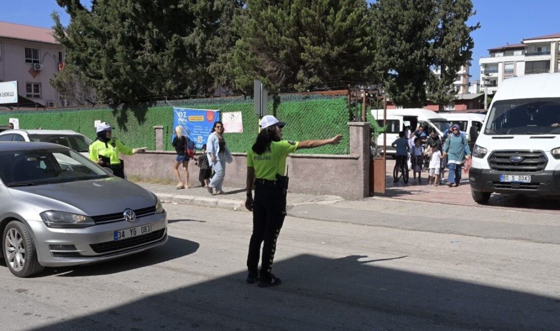 Osmaniye’de, yeni eğitim-öğretim yılının başlamasıyla birlikte polis ekipleri, öğrencilerin güvenliğini