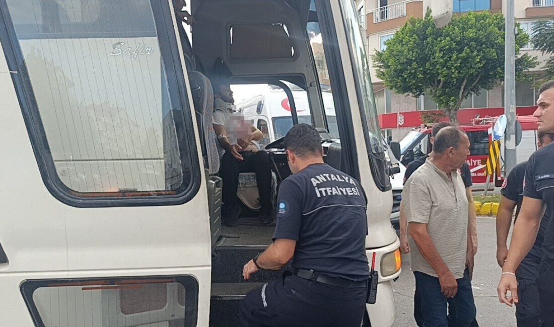 Manavgat ilçesinde meydana gelen trafik kazasında, bir otobüs ile bir