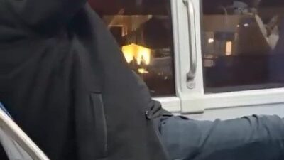 Bursa’da bir otobüs yolcusu, seyahat sırasında ayaklarını karşısındaki koltuğa uzatarak