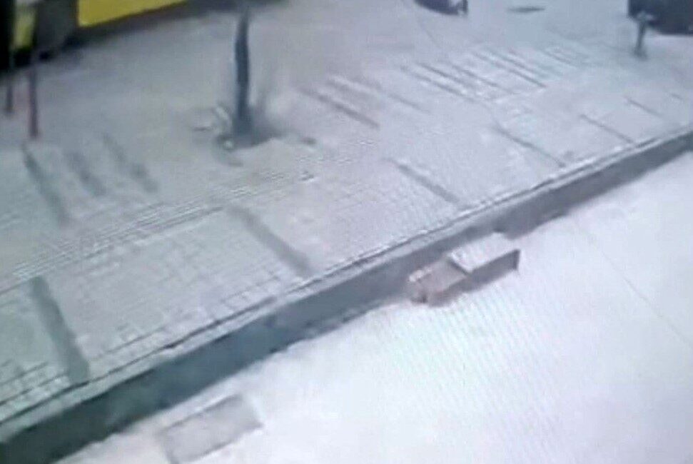 Bursa’nın İnegöl ilçesinde, özel halk otobüsünün çarpması sonucu ağır yaralanan