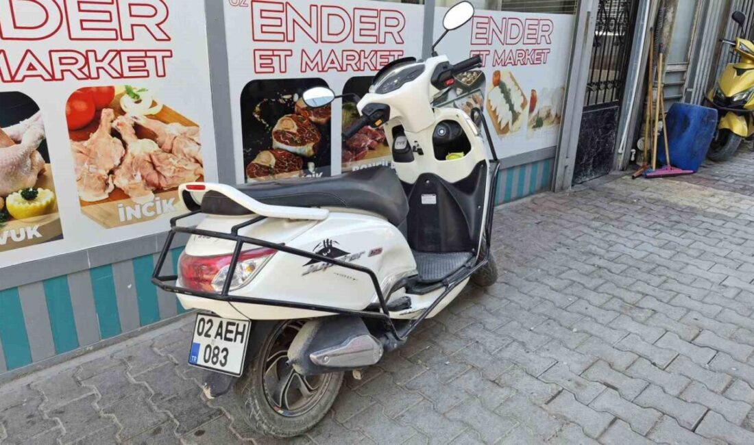 Adıyaman’da meydana gelen bir trafik kazasında, bir motosiklet sürücüsü otomobil