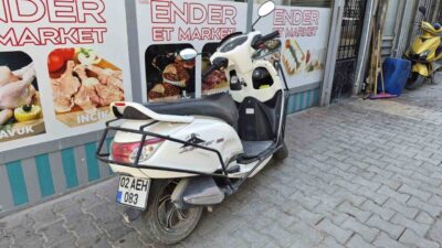Adıyaman’da meydana gelen bir trafik kazasında, bir motosiklet sürücüsü otomobil