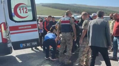 Ardahan-Göle karayolunda bir otomobil ile pikabın çarpışması sonucu meydana gelen
