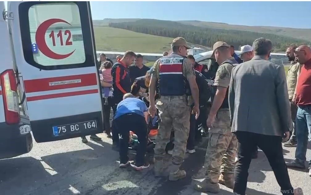 Ardahan-Göle karayolunda bir otomobil ile pikabın çarpışması sonucu meydana gelen