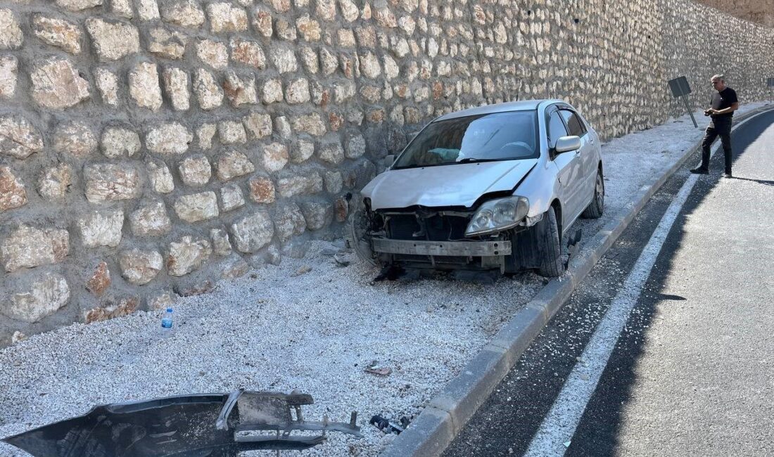 Besni ilçesinde meydana gelen trafik kazasında otomobil istinat duvarına çarparak