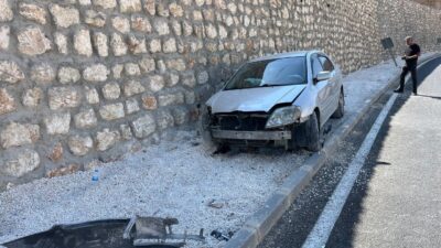 Besni ilçesinde meydana gelen trafik kazasında otomobil istinat duvarına çarparak