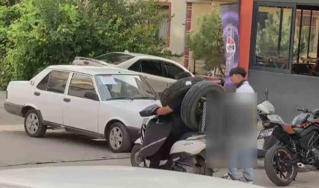Ankara’da, bir kuryenin ilginç taşıma yöntemi cep telefonu kamerasına yansıdı.