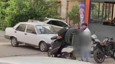 Ankara’da, bir kuryenin ilginç taşıma yöntemi cep telefonu kamerasına yansıdı.