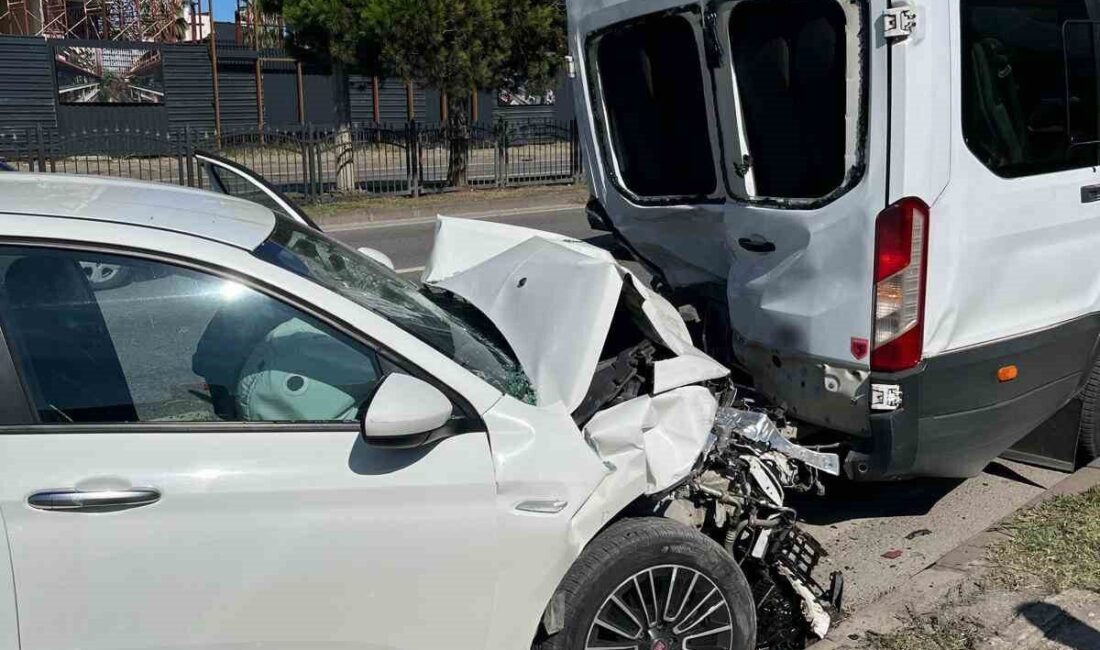 Samsun’un Atakum ilçesinde meydana gelen bir trafik kazasında, otomobilin minibüse