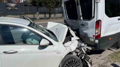 Samsun’un Atakum ilçesinde meydana gelen bir trafik kazasında, otomobilin minibüse