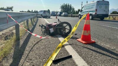 Manisa’nın Alaşehir ilçesinde meydana gelen trafik kazasında bir otomobilin aynı
