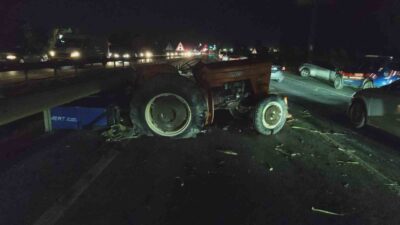 Manavgat ilçesinde D-400 Karayolu’nda meydana gelen trafik kazasında otomobilin traktöre