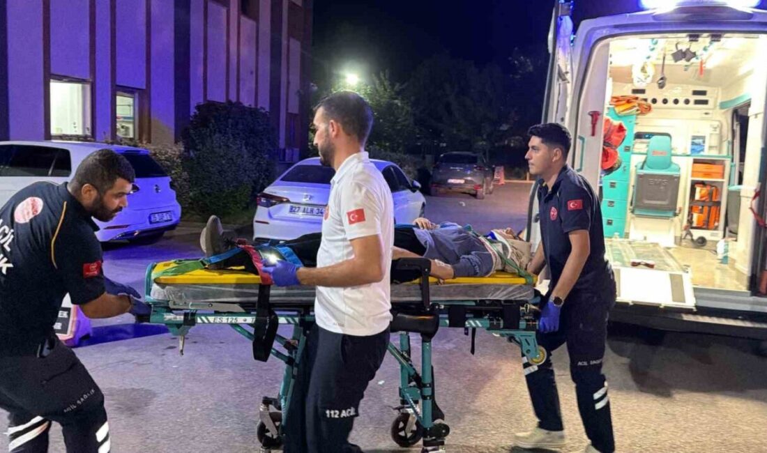 Kahta ilçesinde meydana gelen trafik kazasında otomobil şarampole devrildi ve