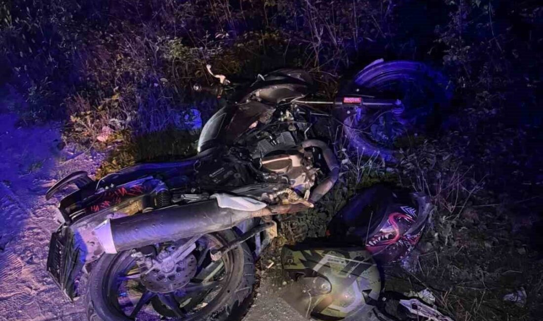 Alaplı ilçesinde meydana gelen trafik kazasında otomobil ile motosikletin çarpışması