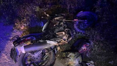 Alaplı ilçesinde meydana gelen trafik kazasında otomobil ile motosikletin çarpışması