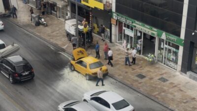 Denizli’nin Pamukkale ilçesinde seyir halindeki bir araçta yangın çıktı. Denizli