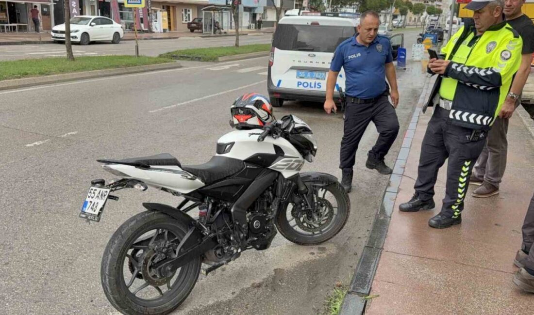 Samsun’da bir kaza meydana geldi ve otomobile çarpan motosiklet sürücüsü