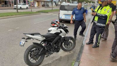 Samsun’da bir kaza meydana geldi ve otomobile çarpan motosiklet sürücüsü