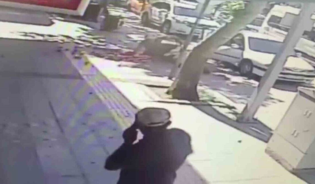 Amasya’da bir otomobilin açık olan kapısına çarpan bir motosiklet sürücüsü