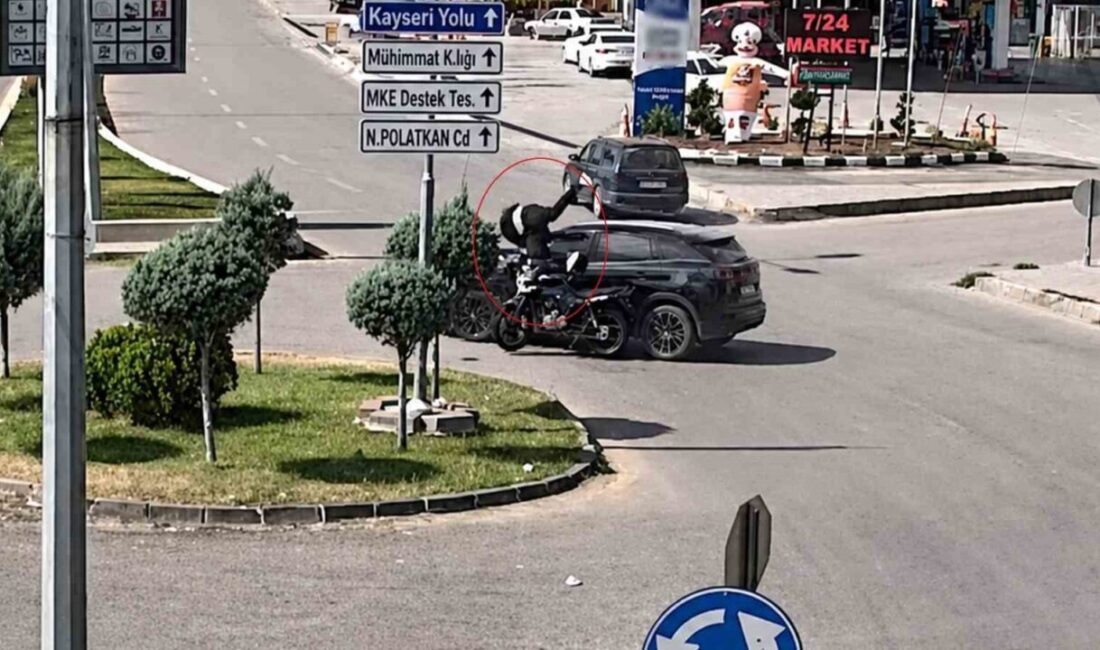 Kırıkkale’de bir kavşakta otomobille çarpışan motosiklet sürücüsünün savrulma anlarına ait