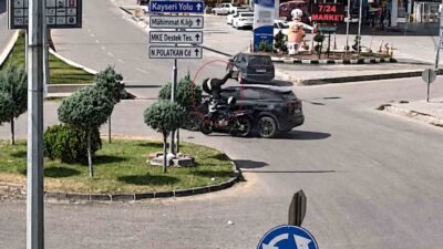 Kırıkkale’de bir kavşakta otomobille çarpışan motosiklet sürücüsünün savrulma anlarına ait