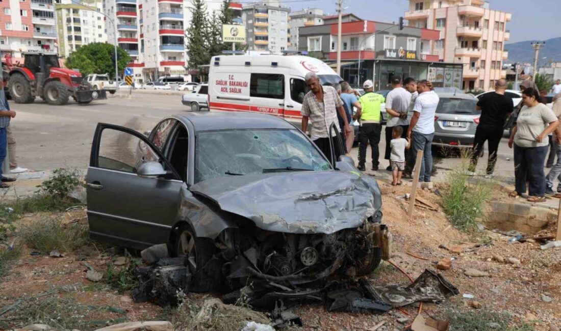 Adana’nın Kozan ilçesinde meydana gelen trafik kazasında, iki otomobilin çarpışması