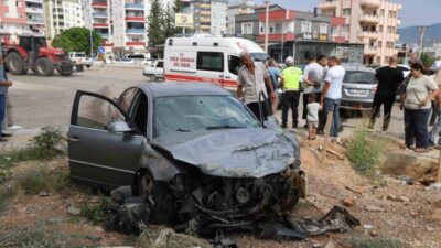 Adana’nın Kozan ilçesinde meydana gelen trafik kazasında, iki otomobilin çarpışması