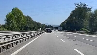 Anadolu Otoyolu Sakarya kesiminde ilerleyen bir SUV’un tamponunun rüzgarın etkisiyle