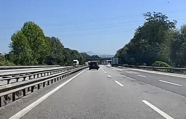 Anadolu Otoyolu Sakarya kesiminde ilerleyen bir SUV’un tamponunun rüzgarın etkisiyle
