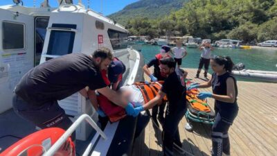 Muğla’nın Fethiye ilçesi yakınlarında seyir halindeki özel bir tekneye yaralanan