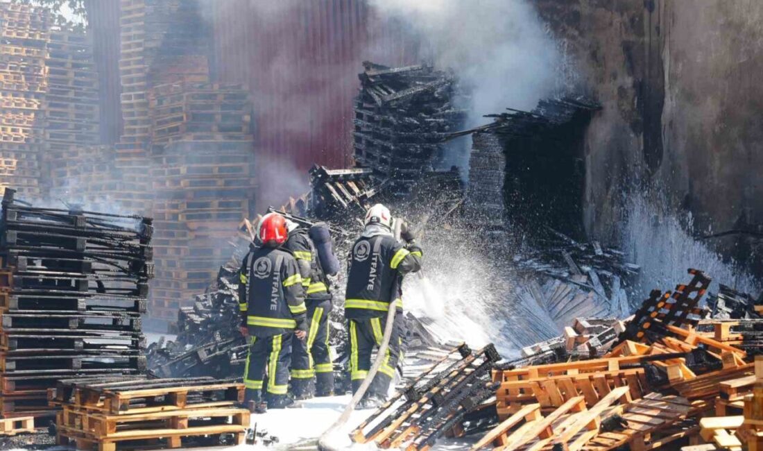 Denizli’nin Merkezefendi ilçesinde bir palet fabrikasında meydana gelen yangın, itfaiye
