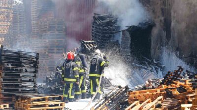 Denizli’nin Merkezefendi ilçesinde bir palet fabrikasında meydana gelen yangın, itfaiye