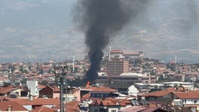 Denizli’nin Merkezefendi ilçesinde bulunan bir palet fabrikasında çıkan yangına ekiplerin