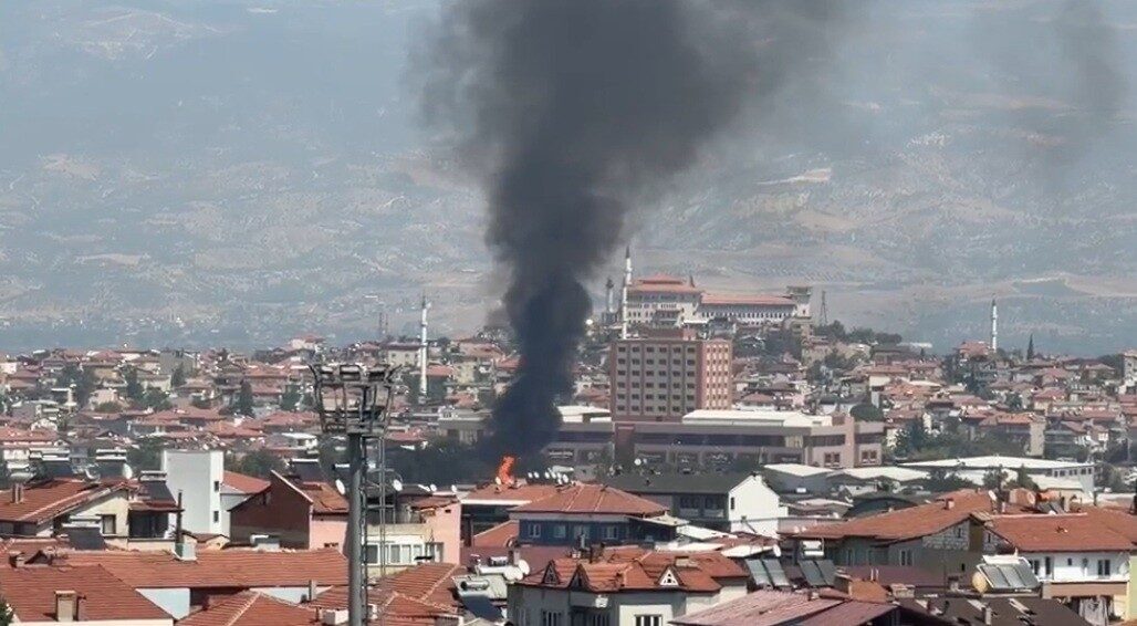 Denizli’nin Merkezefendi ilçesinde bulunan bir palet fabrikasında çıkan yangına ekiplerin
