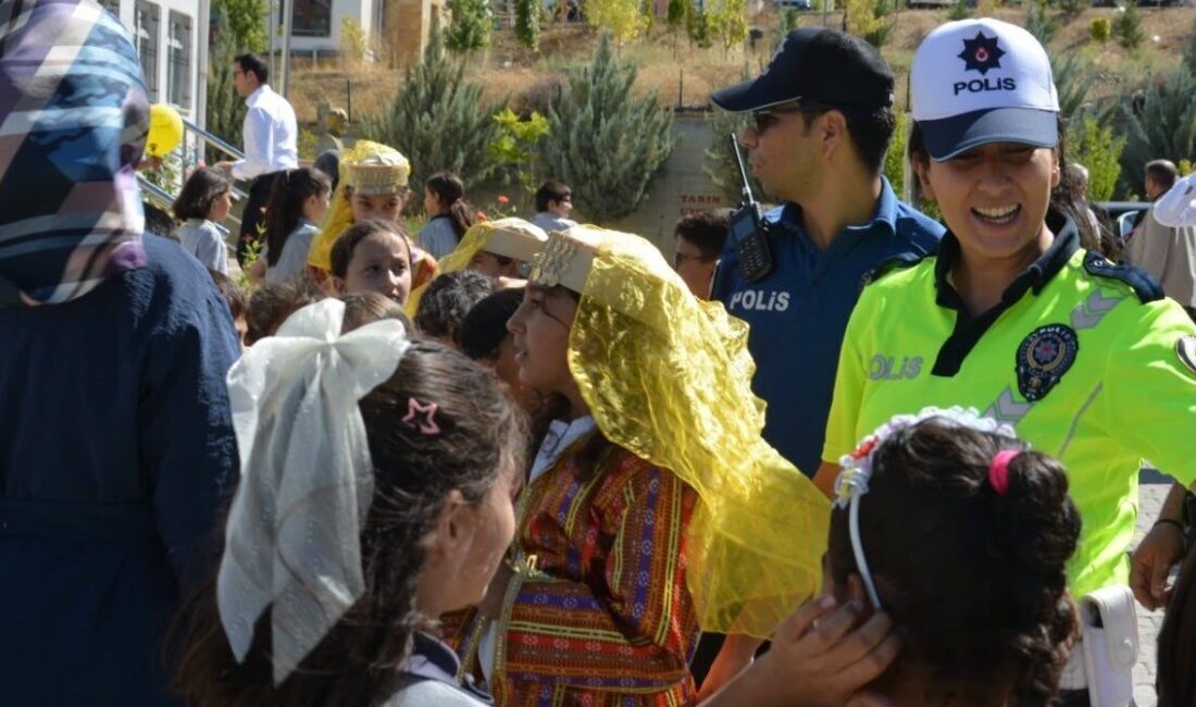 Palu ilçesinde polis ekipleri okul önlerinde ve çevresinde uygulama yaparken,