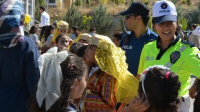 Palu ilçesinde polis ekipleri okul önlerinde ve çevresinde uygulama yaparken,