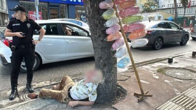 Samsun’un İlkadım ilçesinde pamuk şekeri satan yaşlı bir adam, alkol