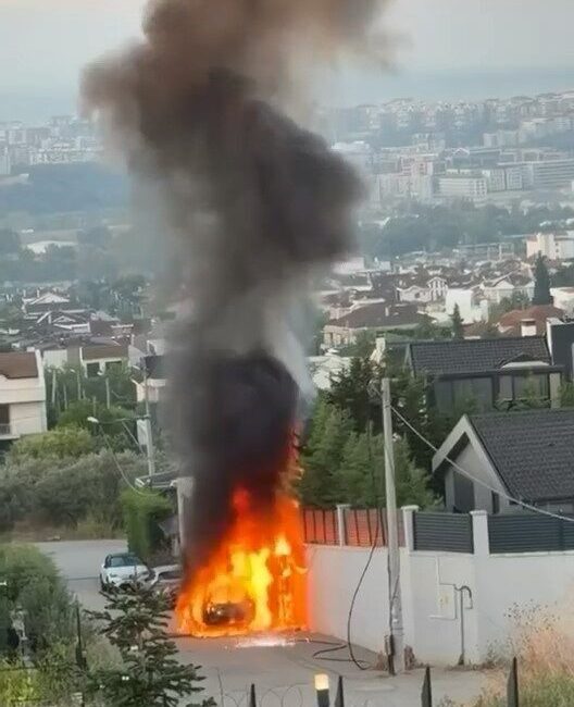 Bursa’da, henüz belirlenemeyen bir nedenle park halindeki bir araç alev