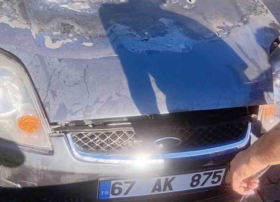 Zonguldak’ta Kapuz Caddesi’nde park halinde bulunan bir araç, çıkan yangın