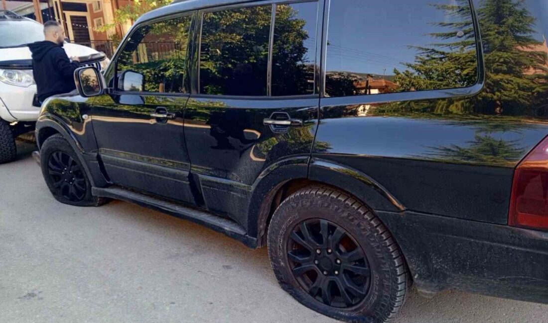 Safranbolu ilçesinde, Bağlarbaşı Mahallesi Selvi Sokak’ta park halindeki bir cipin