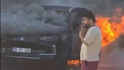İzmir’in Torbalı ilçesinde bir elektrikli otomobil, park halindeyken alev aldı.