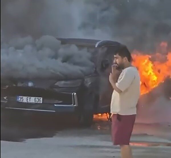İzmir’in Torbalı ilçesinde bir elektrikli otomobil, park halindeyken alev aldı.