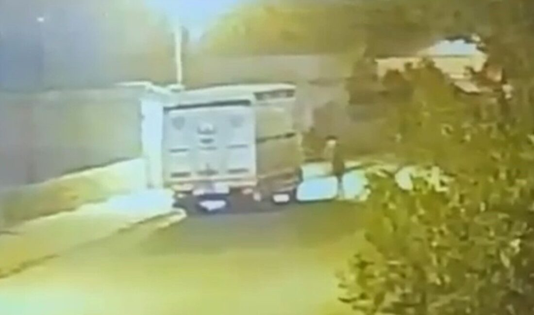 Konya’nın Karapınar ilçesinde bir kamyonet, park halindeyken kimliği henüz belirlenemeyen