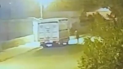 Konya’nın Karapınar ilçesinde bir kamyonet, park halindeyken kimliği henüz belirlenemeyen
